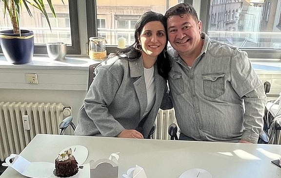 Zwei lächelnde externe Mitarbeiter von Hofmann Personal bei einer Firmenfeier.