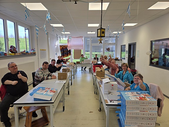Gruppenfoto der Teilnehmer des Upcycling-Comebag-Projekts von Hofmann Personal.