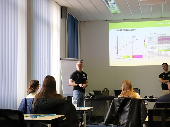 Vortrag des Athletiktrainers der Spvgg Greuther Fürth beim 6. TH-Praxistag bei Hofmann Personal.