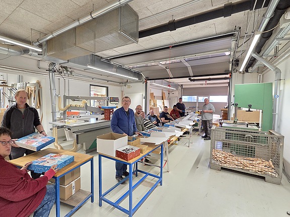 Gruppenfoto der Teilnehmer des Upcycling-Comebag-Projekts von Hofmann Personal.