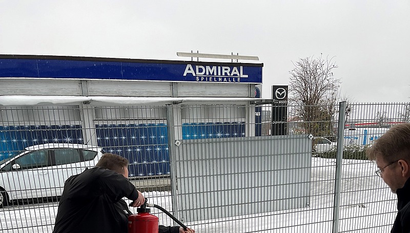 Mitarbeiter von Hofmann Personal löscht bei einer Brandschutzhelferschulung ein kleines Feuer.