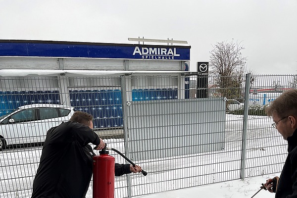 Mitarbeiter von Hofmann Personal löscht bei einer Brandschutzhelferschulung ein kleines Feuer.
