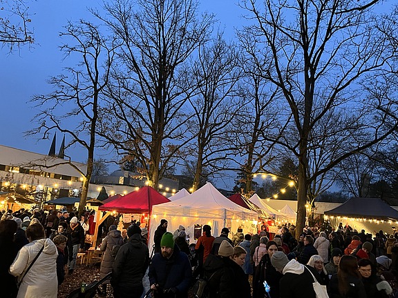 Beleuchteter Weihnachtsmarkt in Langwasser.
