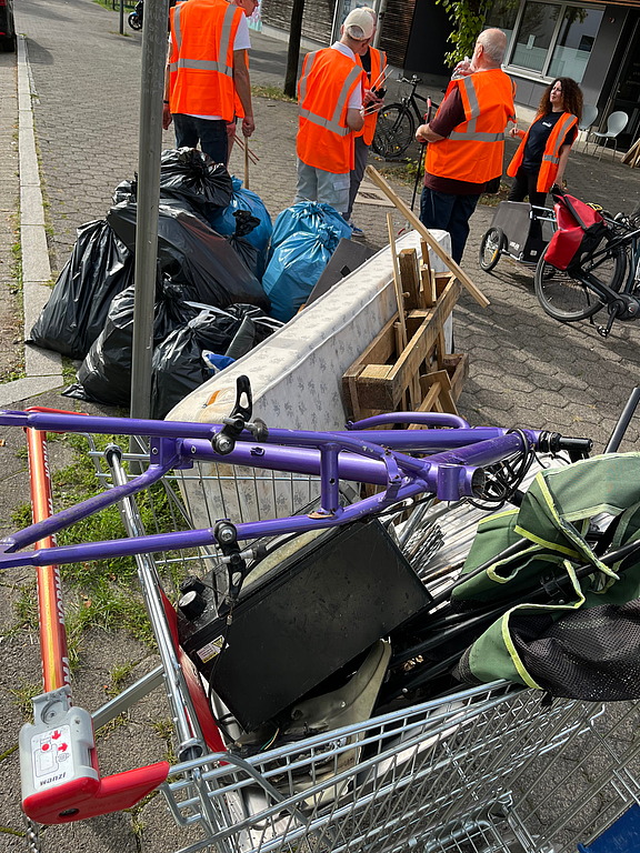 Eingesammelter Müll in einem Einkaufswagen.
