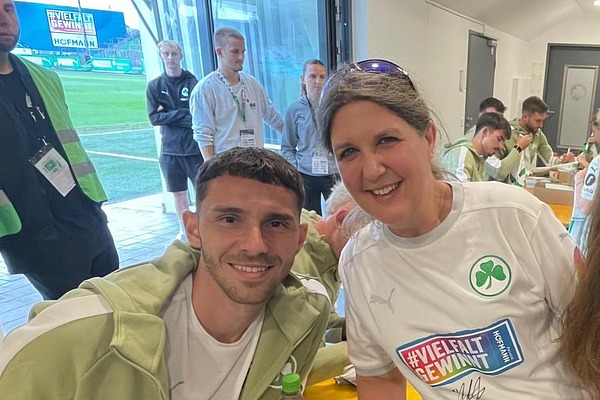 Kunde von Hofmann Personal mit einem Spieler der SpVgg Greuther Fürth in der Hofmann-Lounge