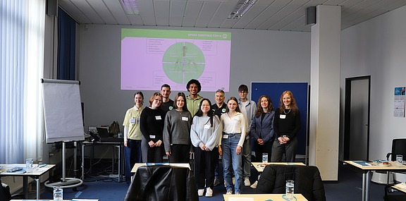Gruppenfoto von den Teilnehmern des 6. TH-Praxistag bei Hofmann Personal und einem Fußballspieler der Spvgg Greuther Fürth.