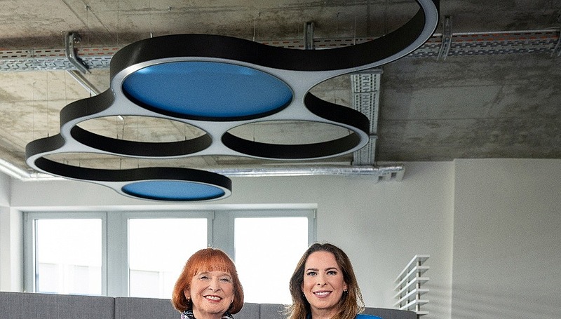 Fr. Hofmann und Tochter Sonja vor Firmengebäude von Hofmann Personal, symbolisierend für ein familiengeführtes Unternehmen in der Personaldienstleistungsbranche.