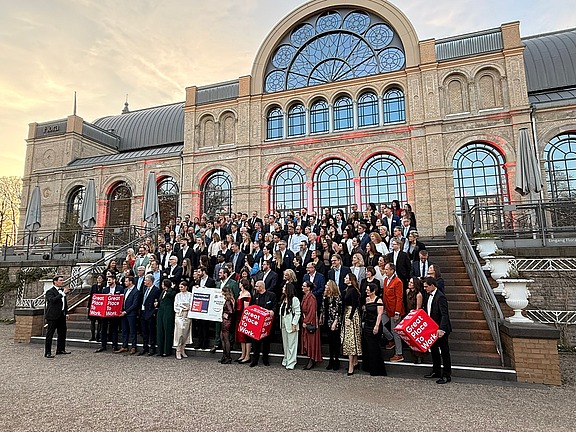 Gruppenfoto aller Gäste der Great Place to Work 2026 Verleihung, bei der Hofmann Personal bereits zum 19. Mal in Folge ausgezeichnet wurde.