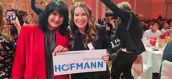 Sonja Heinrich Mitglied des Executive Committee von Hofmann Personal und eine Mitarbeiterin präsentieren stolz die Auszeichnung Deutschlands Beste Arbeitgeber 2026.