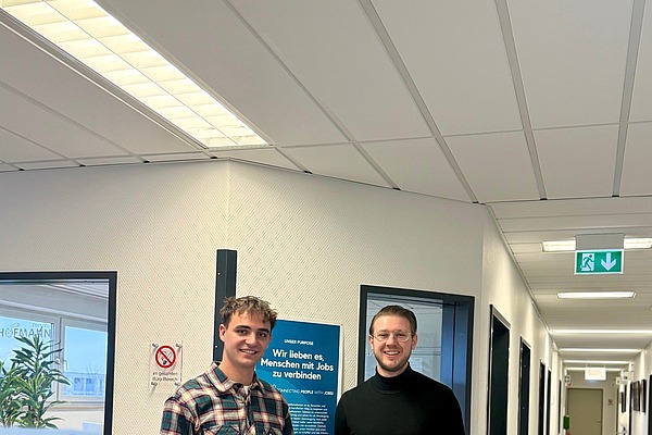 Roland Heinz, Büroverantwortlicher der Niederlassung Fürth bei Hofmann Personal, steht neben einem Trainee der uvex group.