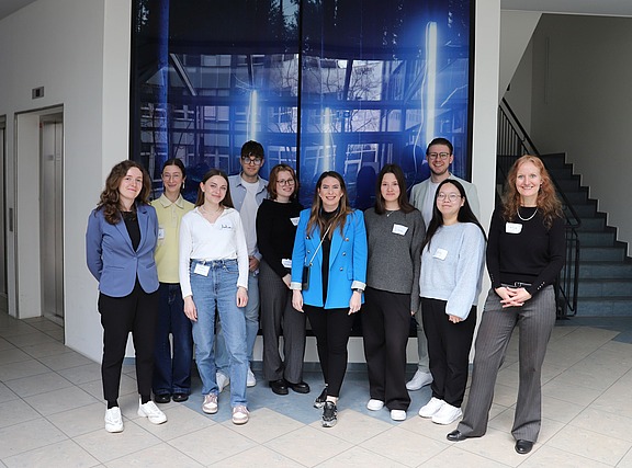 Gruppenfoto von Sonja Heinrich, Mitglied des Executive Committee der I.K. Hofmann GmbH und den Teilnehmer des 6. TH-Praxistag bei Hofmann Personal.