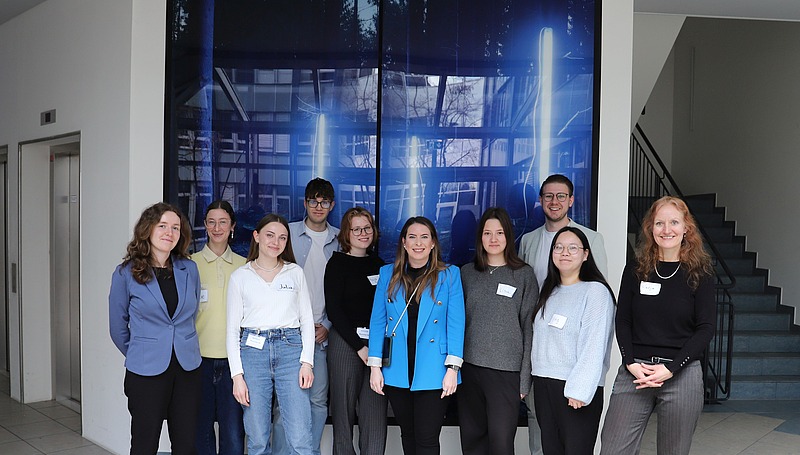 Gruppenfoto von Sonja Heinrich, Mitglied des Executive Committee der I.K. Hofmann GmbH und den Teilnehmer des 6. TH-Praxistag bei Hofmann Personal.