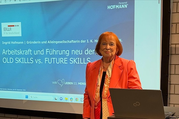 Ingrid Hofmann, Geschäftsführerin von Hofmann Personal, hält beim Leadership Summit 2026 einen Vortrag.
