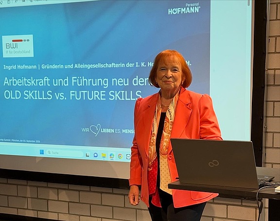 Ingrid Hofmann, Geschäftsführerin von Hofmann Personal, hält beim Leadership Summit 2026 einen Vortrag.