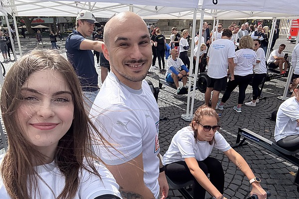 Team von Teilnehmenden beim Benefiz-Ruderevent auf Ruderergometern, organisiert zugunsten eines Kinderhilfswerks
